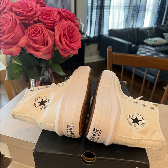 NIB Women’s Converse Chuck Taylor size 8 White platform Sneakers - Picture 4 of 9